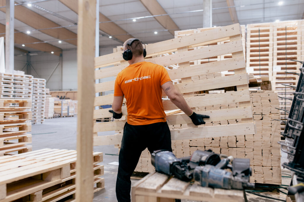 Earthpac valmistaa uudet kuormalavat teollisuudelle kotimaassa.