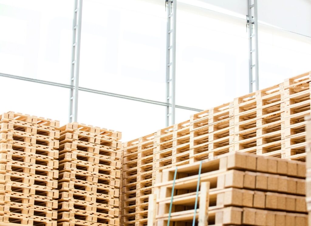 Kuormalavat valmiina teollisuuden ja logistiikan toimituksiin